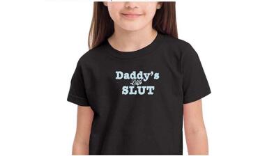 这款T恤因带有误导性意图被外界抨击，亚马逊紧急下架