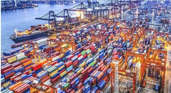 受中美关税政策影响，美国商家紧急囤货，洛杉矶港货物拥堵